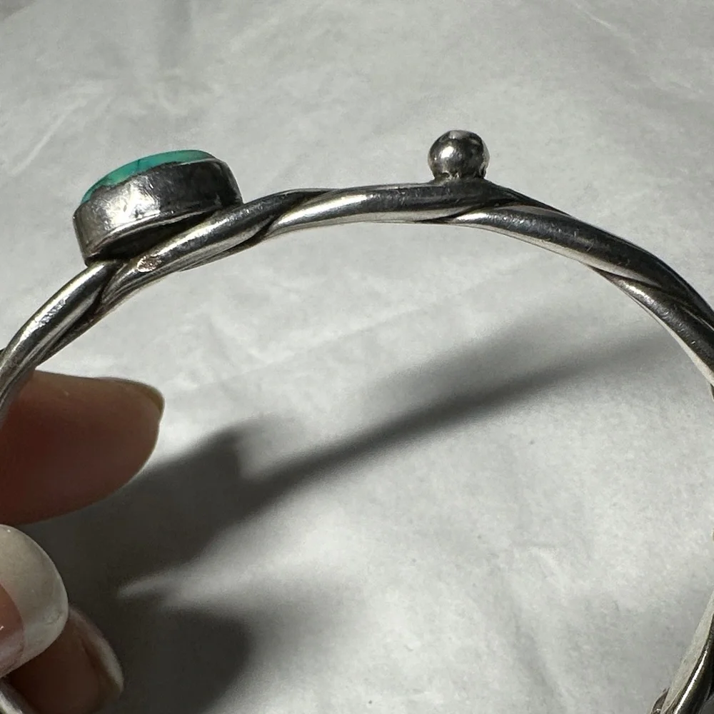 Vintage southwestern style Silver and Turquoise Women's Bracelet - Picture 5 of 8